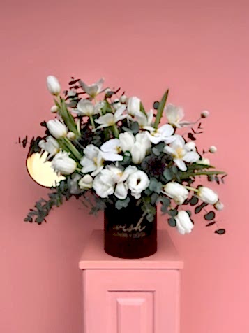 Kahverengi Kadife Kutuda White Tulip Dream Aranjman